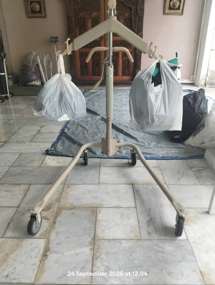 Hoist Lifter Invocare 9805P dengan sling 200 kg