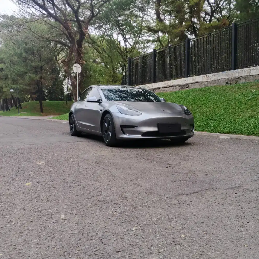 Tesla Model 3 SR+