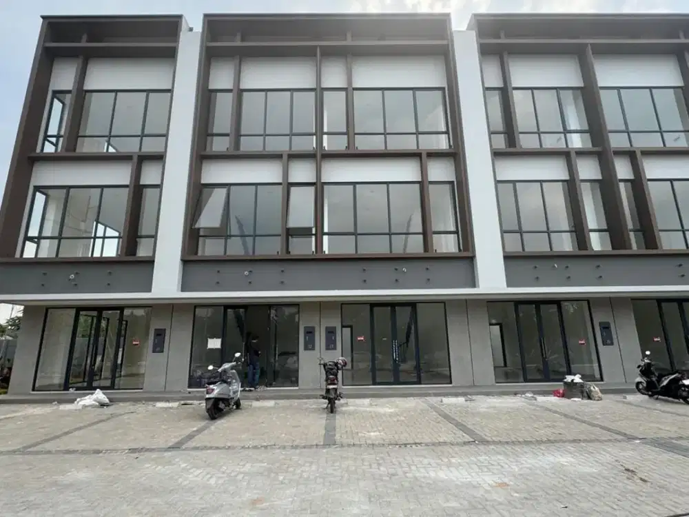 Disewakan Ruko di West Village BSD City, Hadap Jalan Ruko Brand New Unit Ready 3 Lantai Modern Comfortable Facade Design, Row Jalan 40Meter