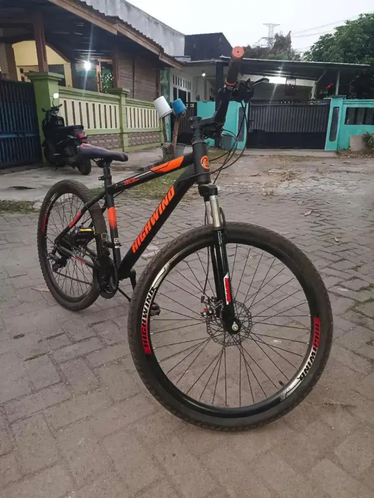 Sepeda Gunung MTB Highwind 26 Inci – Siap Pakai / Mulus
