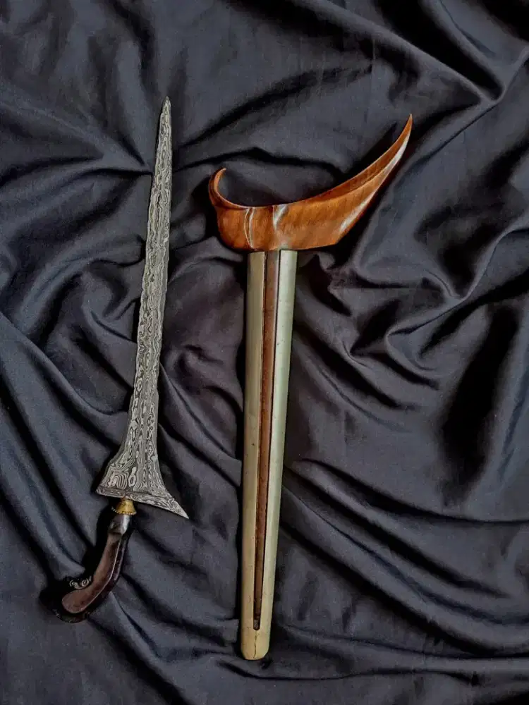 Keris sepuh jalak Tilam sari pamor Pedaringan Kebak warangka Ladrang