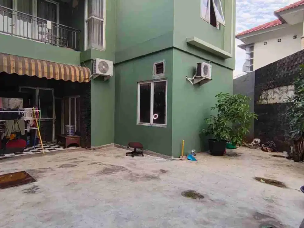 Rumah 2 lantai bangunan baru halaman belakang luas LT 252 LB 300 siap huni di galaxy