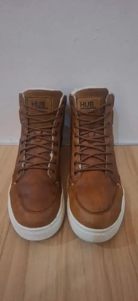 Sepatu Hub tinggi