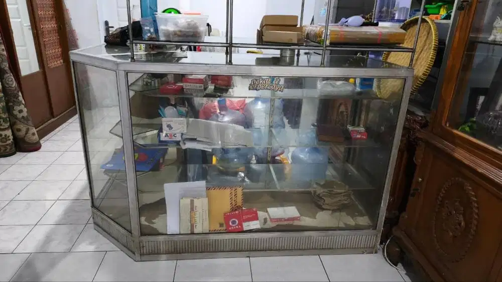 Etalase L masih kokoh