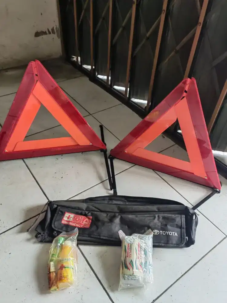 Segitiga emergency toolkit Toyota