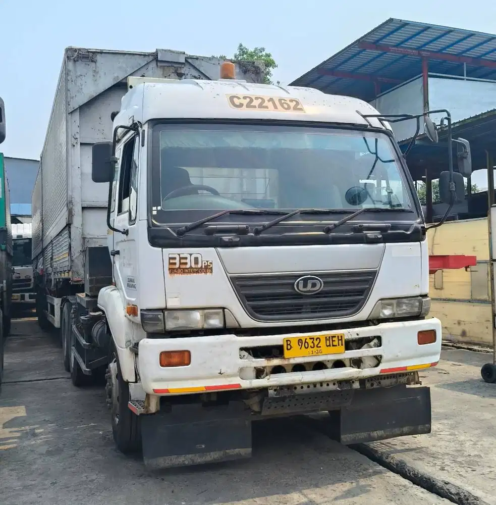 MURAH Nissan UD truck tronton 6x4 tracktor head BIG MAMA wing box 2010