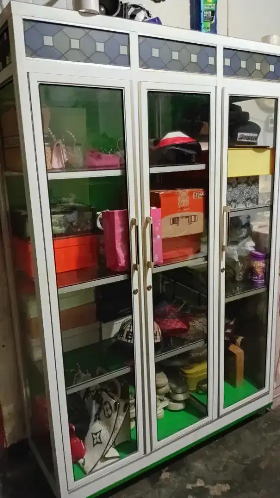 Lemari kaca almunium 3 pintu besar