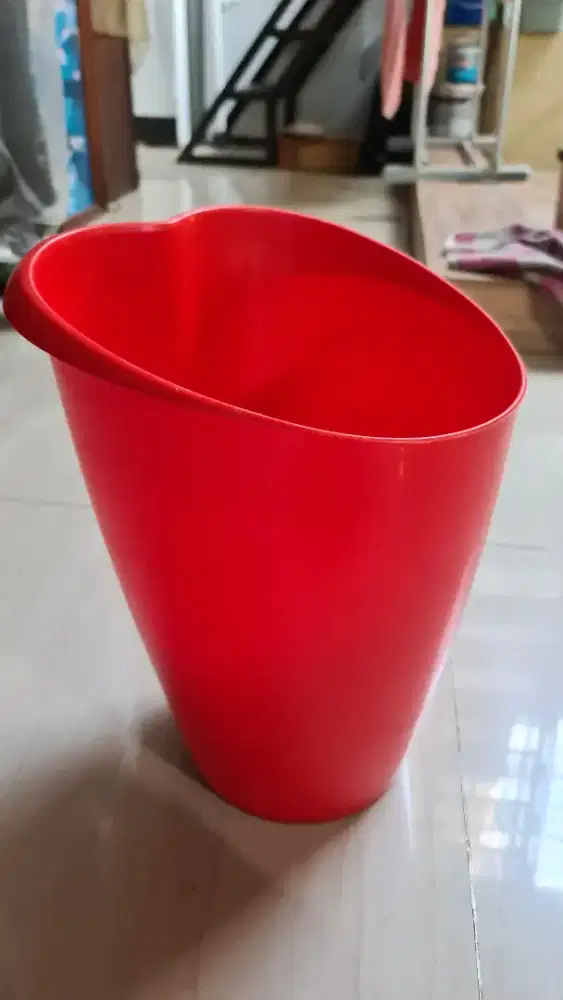 Tempat Sampah Love