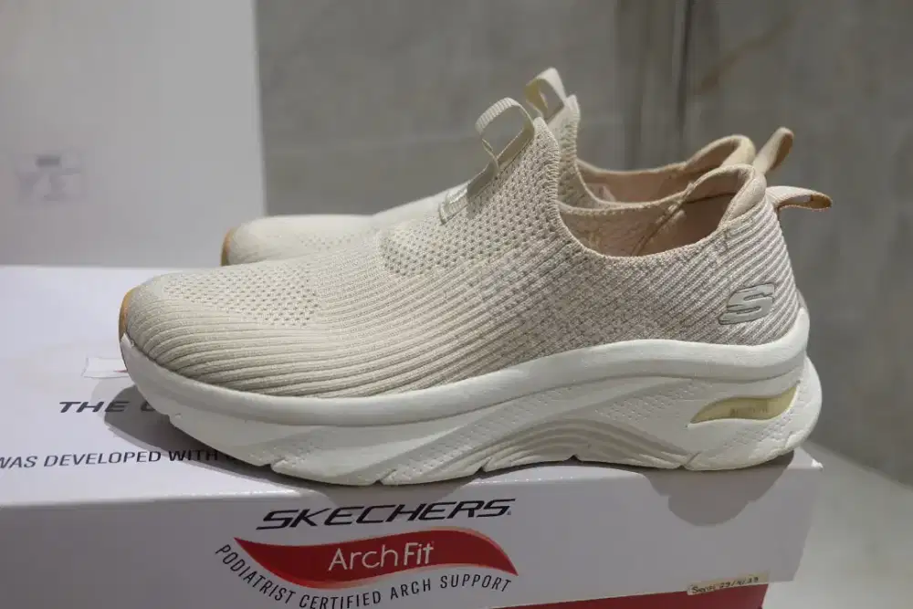Sepatu cewe SKECHERS ORIGINAL 100% Kondisi 99% like new lengkap ori