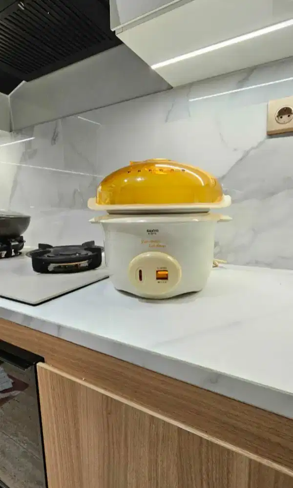 Ricecooker dan penghangat lauk SANYO second hand lok Jakarta