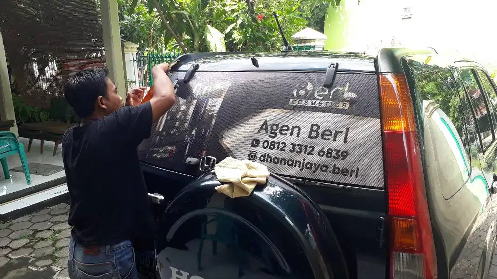 Sticker Oneway Branding Kaca Belakang Mobil, untuk promosi berjalan