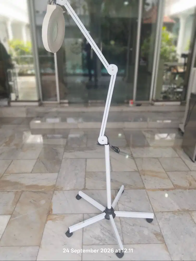 Lampu Facial untuk di salon atau penerangan medis
