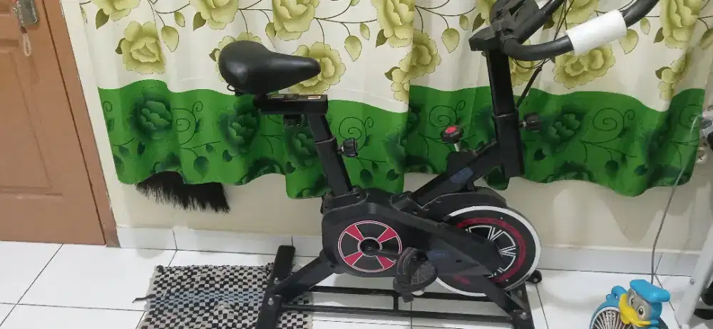 Dijual sepeda spin bike.. Alat fitnes Gym