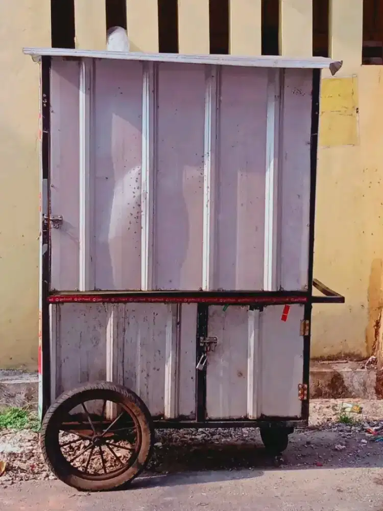 Dicari karyawati untuk jaga stand es teh solo