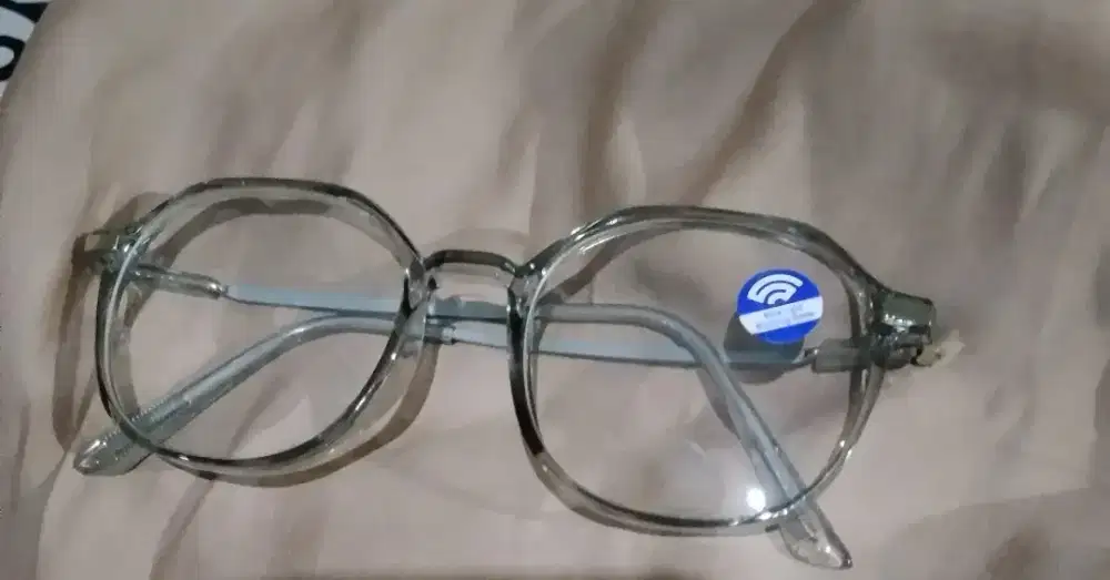Kacamata ( frame + lensa normal)