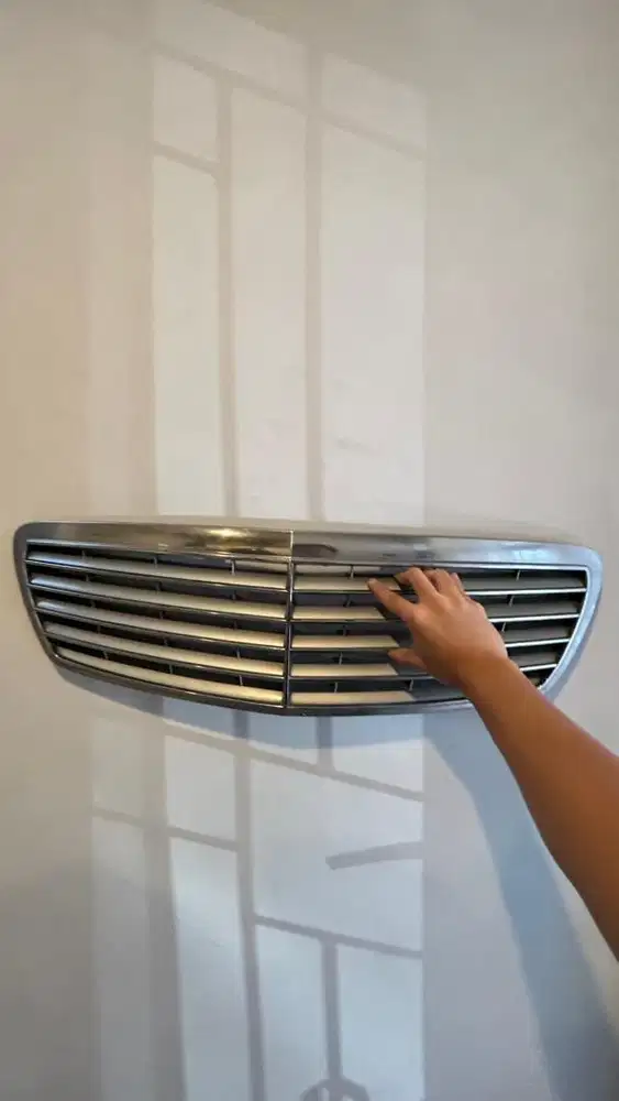 GRILL DEPAN / FRONT GRILL W211 ORIGINAL