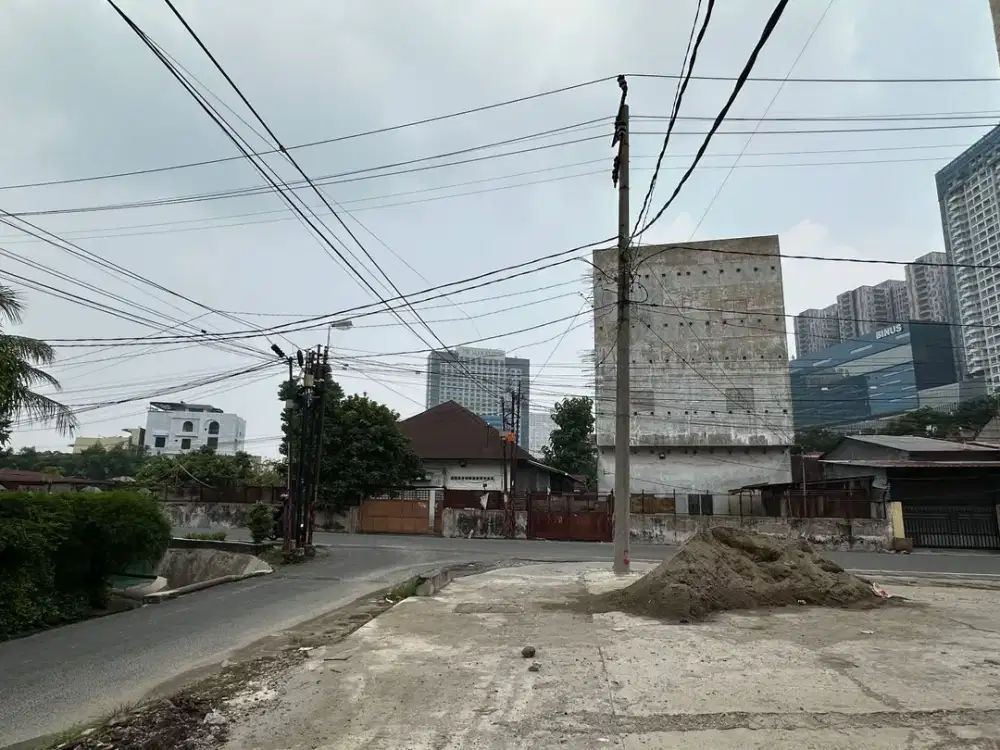Rumah/Gudang dan tanah luas untuk disewa. cocok untuk cafe atau bengkel.
