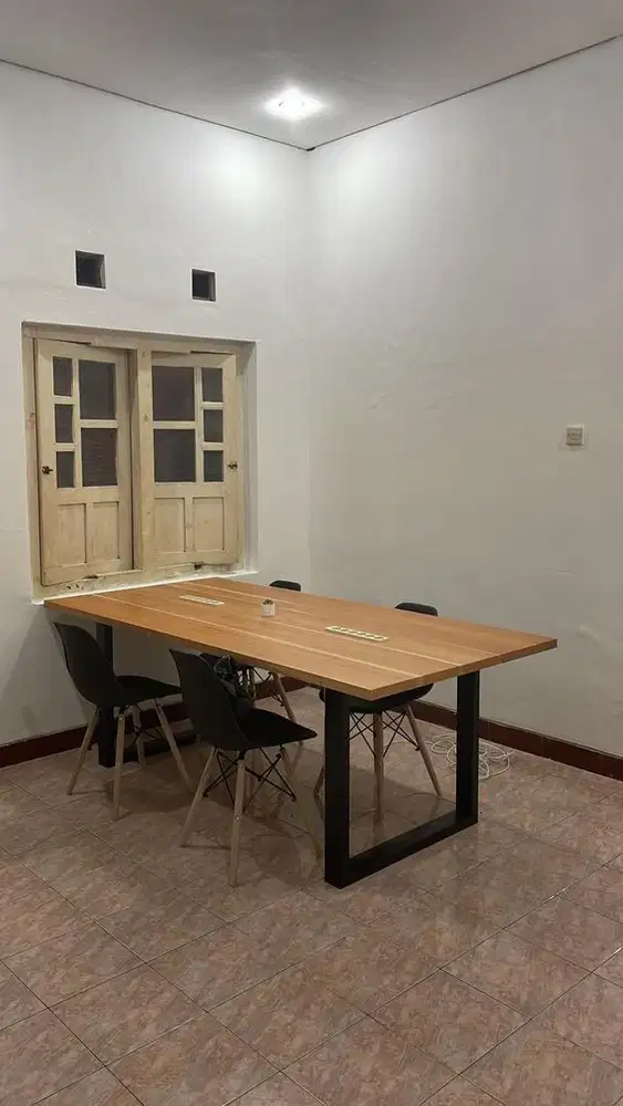 Meja kerja kayu mindi