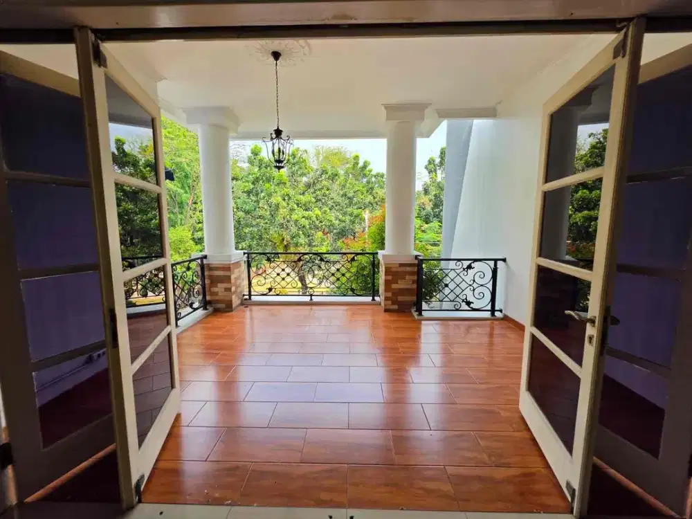 Disewakan rumah modern mewah di pinggir jalan raya area tebet