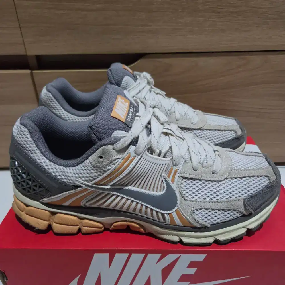 Sepatu Nike Vomero 5