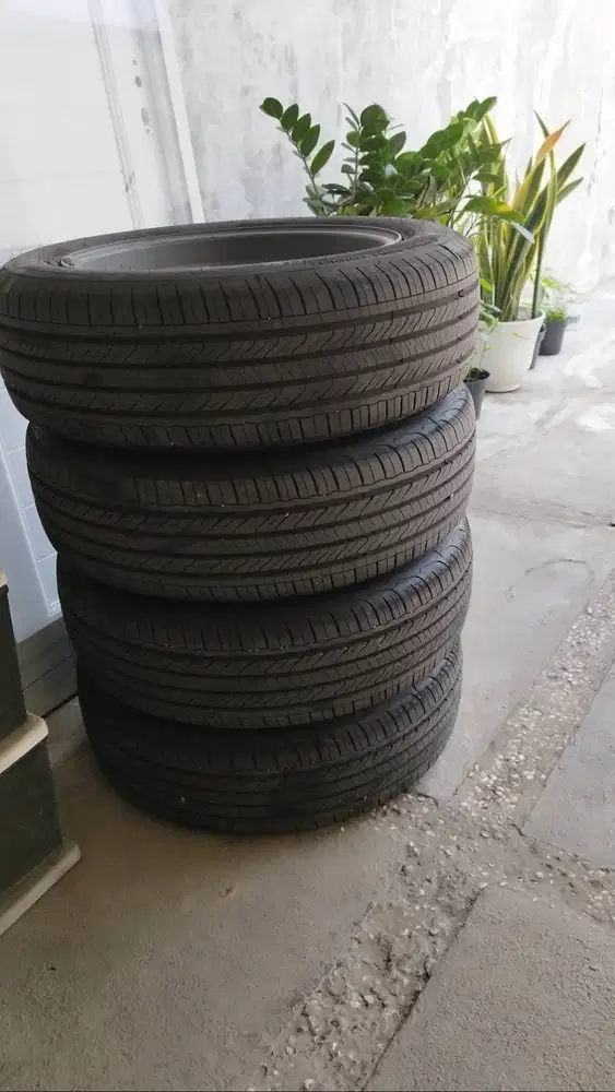 Like New 99% ban goodyear assurance triplemax2 195/60 R16