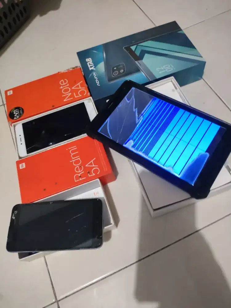 Rongsokan HP siapa tau jadi duit buat beli tiket umroh...haha