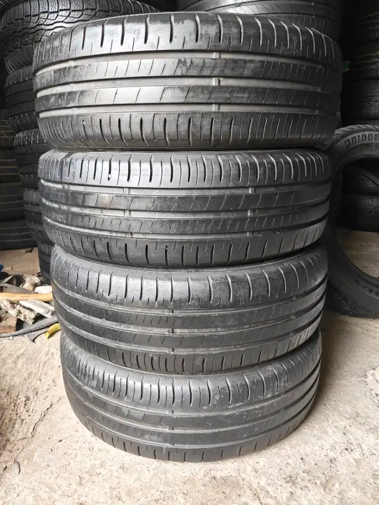 Jual ban Dunlop sp touring R1 ukuran 205 65 15 kond 85% 4pcs.