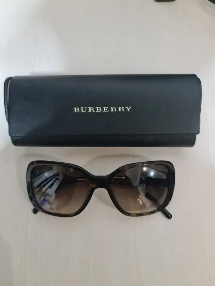 KACAMATA HITAM BURBERRY WOMAN