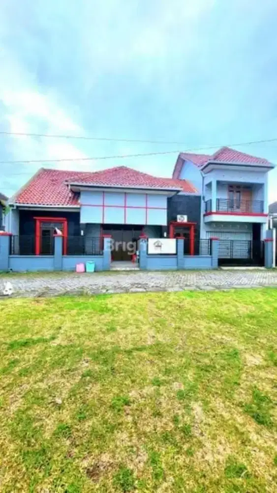 Rumah Besar full furnished Parkir Luas Disewakan Bulanan Mingguan