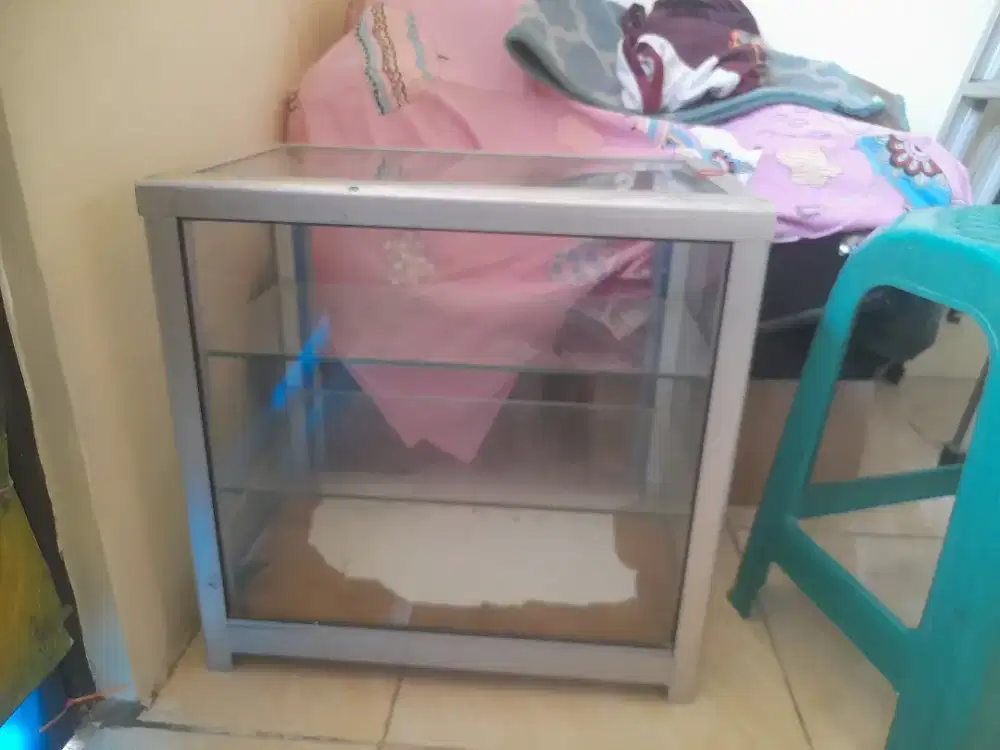 Etalase kecil bekas