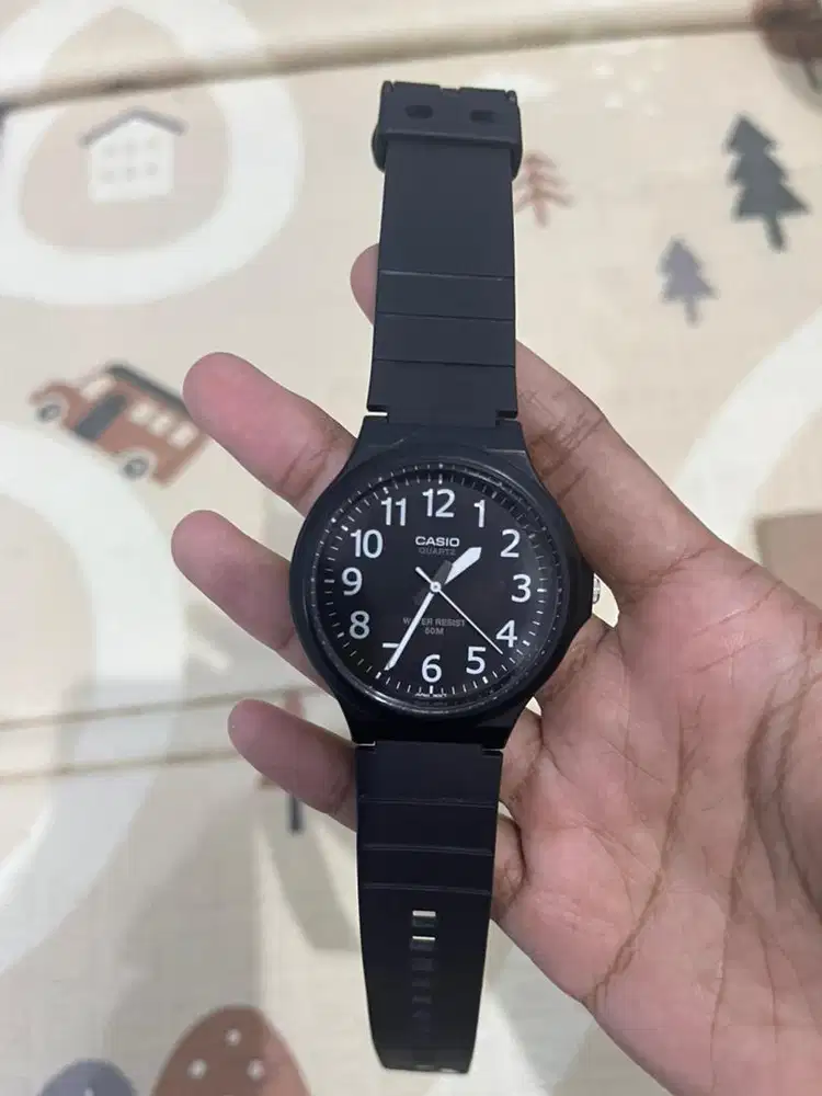 Jam tangan pria Casio W240