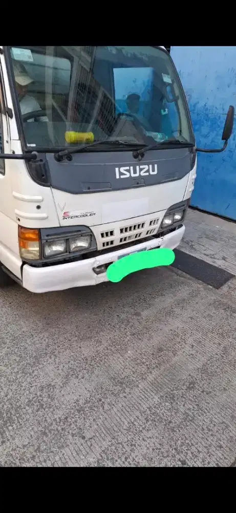 Isuzu Elf putih box roda 4 NHR 55 E2