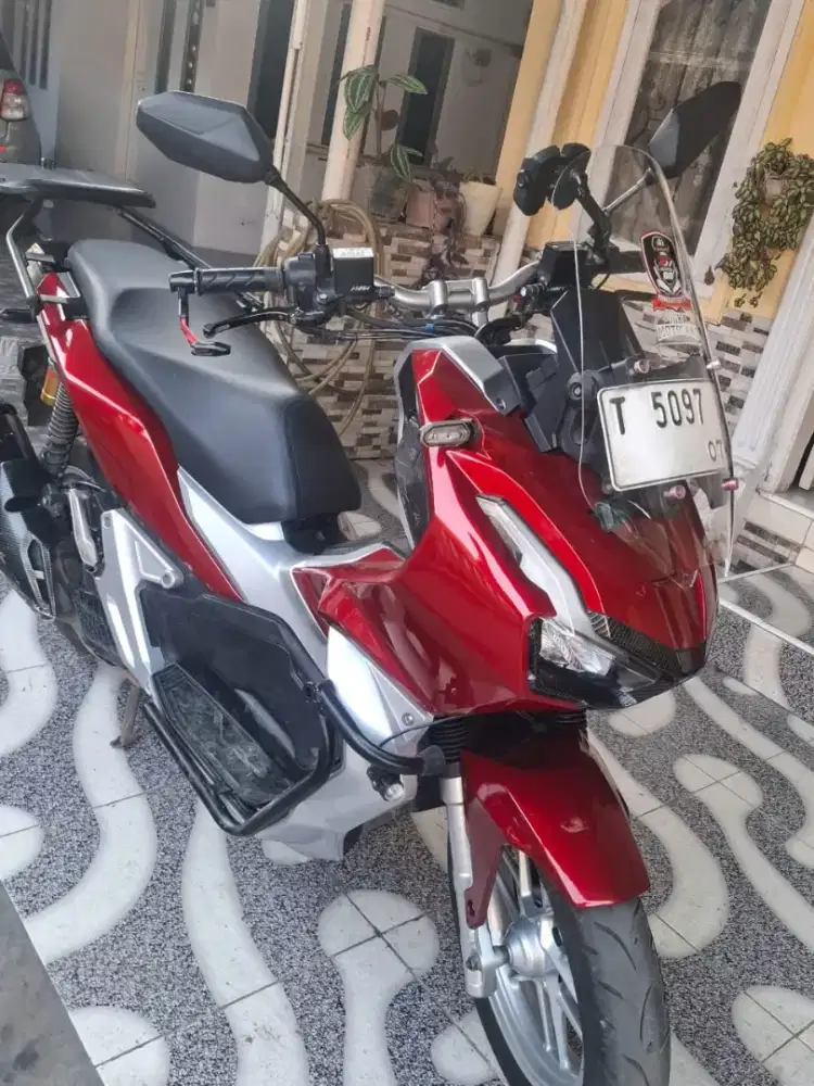 Honda ADV merah