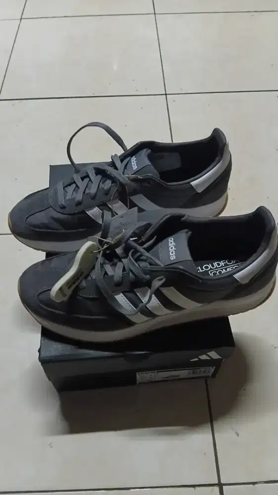 Sepatu Adidas lifestyle run 70s 2.0 warna grey ukuran 11 UK