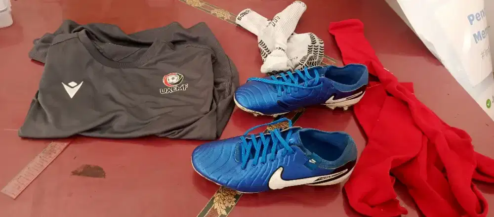 Sepatu sepak bola Nike Tiempo size 43