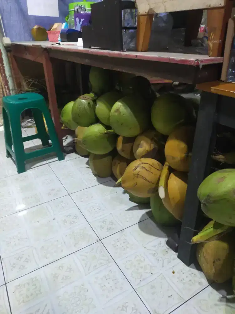 Karyawan Kelapa Muda