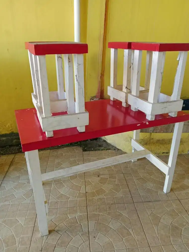 1 set meja kayu (4 kursi)
