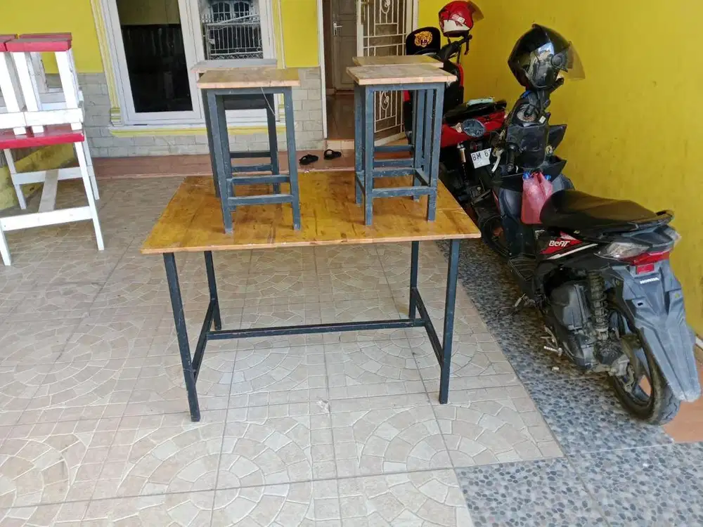1 set meja besi kayu palet (4 kursi)