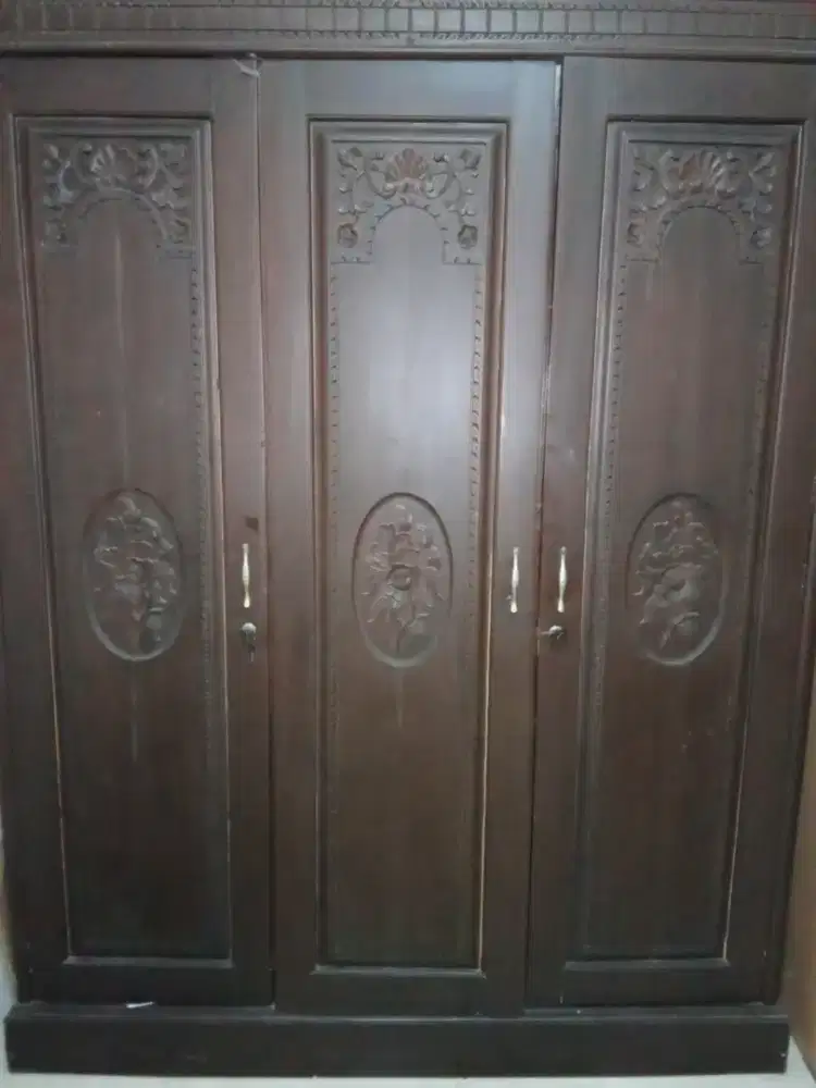 Lemari pakaian 3 pintu