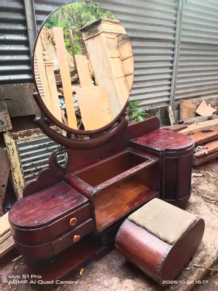 Meja rias gaya Art Deco