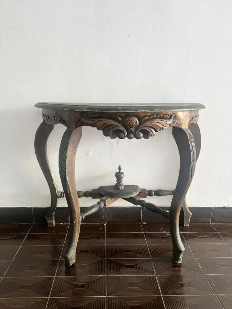 Meja Setengah Lingkaran