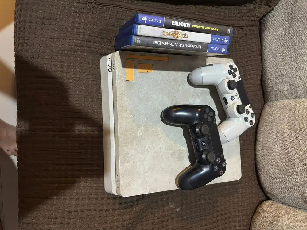 Dijual PS 4 slim white 500gb