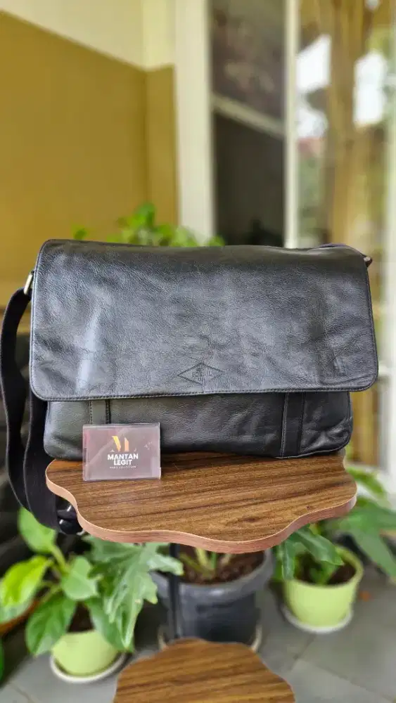 Tas selempang Fossil original muat laptop