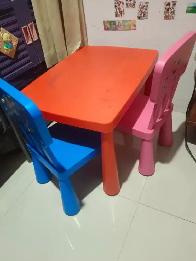 Meja dan bangku anak