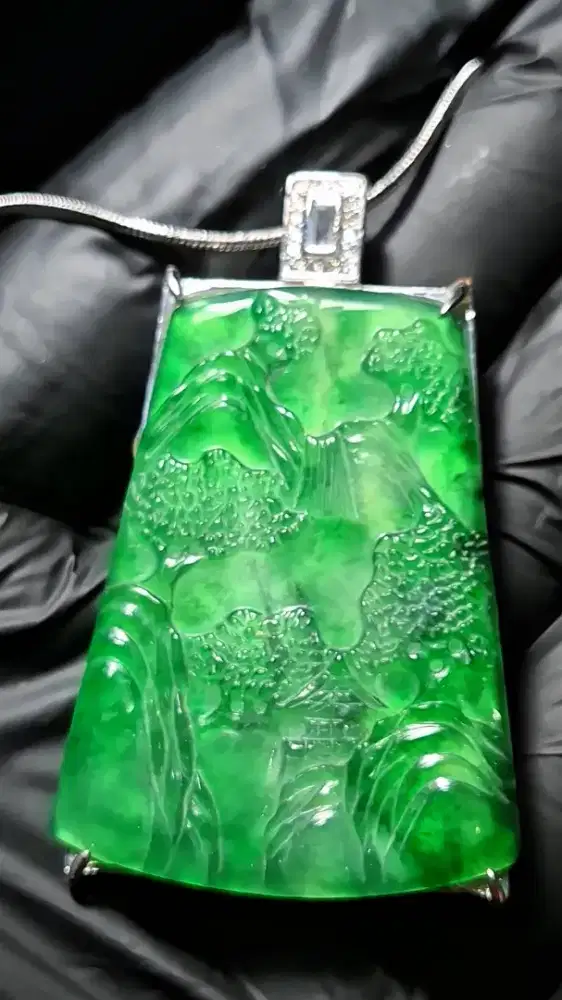 Kalung + Liontin Batu Giok Natural
Jadeite Jade Type A,
Berat 14.80 gr