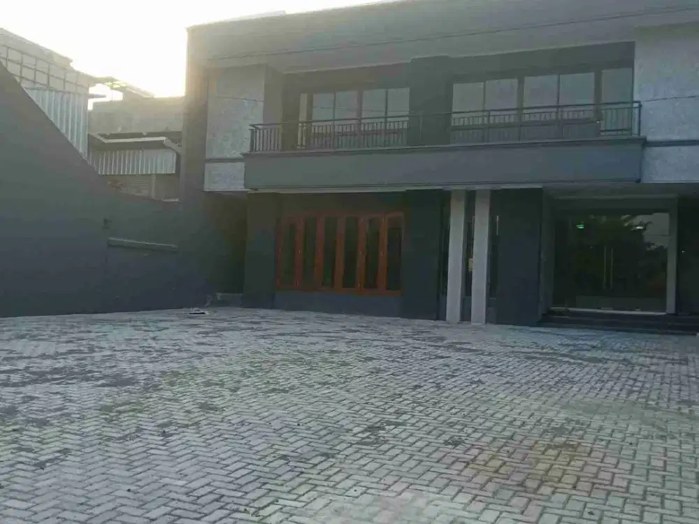 DISEWAKAN GEDUNG KANTOR/  SHOWROOM/ TEMPAT USAHA DI JALAN RAYA ABDULRAHMAN SALEH, MANYARAN SEMARANG. PARKIRAN LUAS