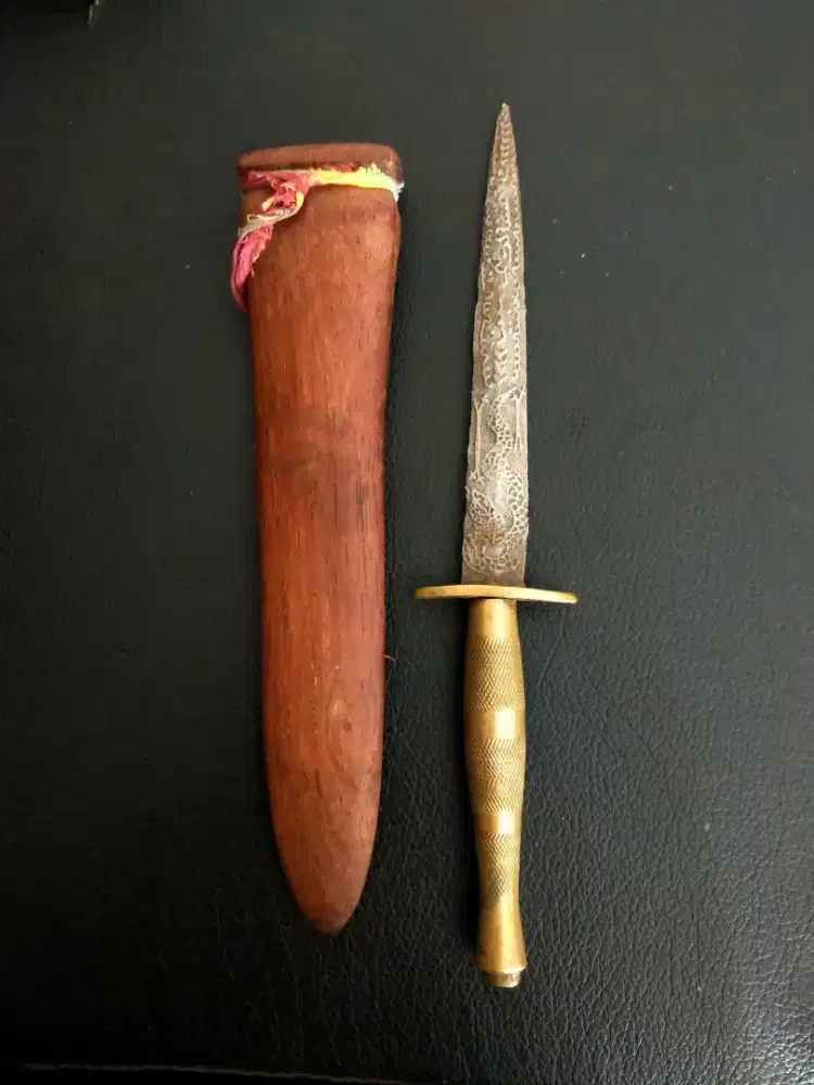 Pisau komando rajah lawasan