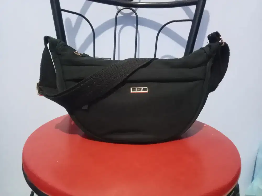 ​En-Ji Casual Crescent Sling Bag Wanita