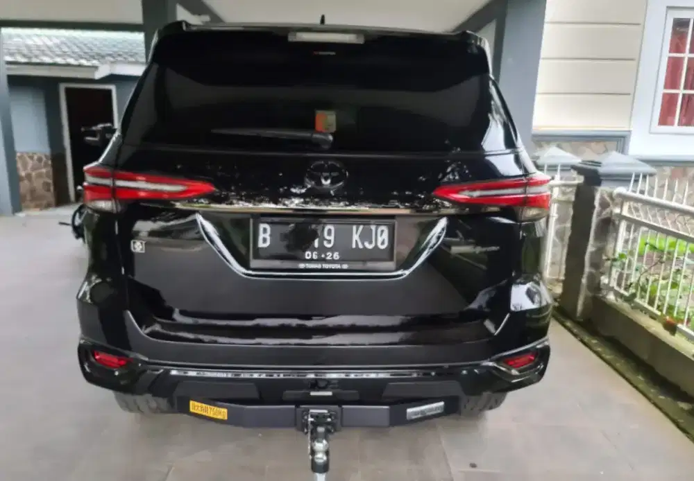 Toyota fortuner trd vrz 2021 warna hitam