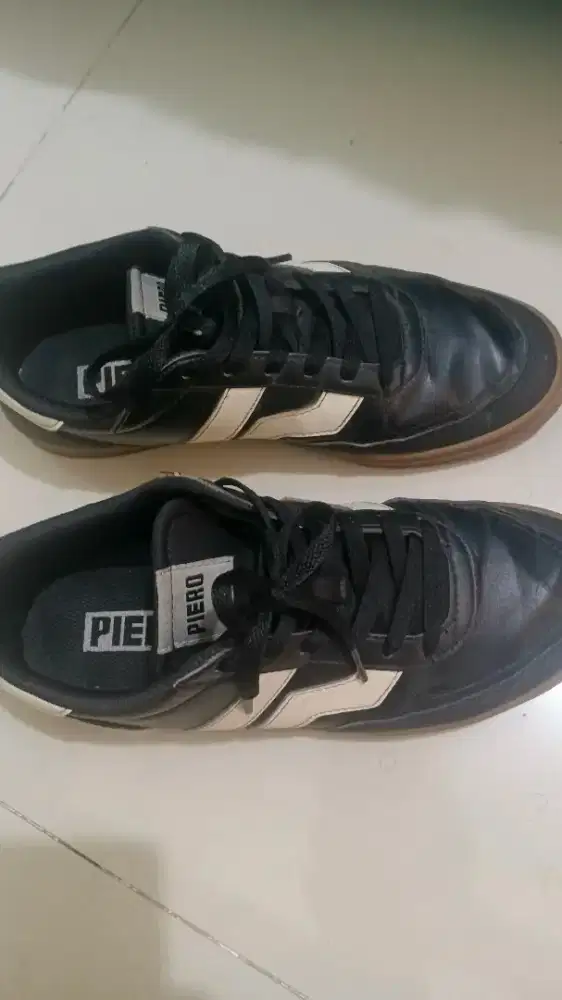 Sepatu piero hitam